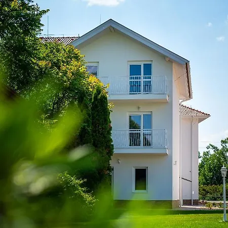 Lejlighed Aranyszarvas Panzio, Etterem Es Grillterasz Szarvas