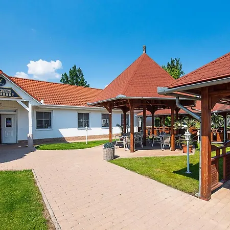 Lejlighed Aranyszarvas Panzio, Etterem Es Grillterasz Szarvas