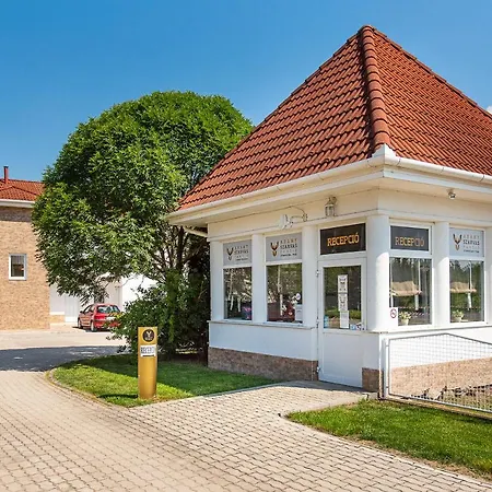 Aranyszarvas Panzio, Etterem Es Grillterasz * Szarvas