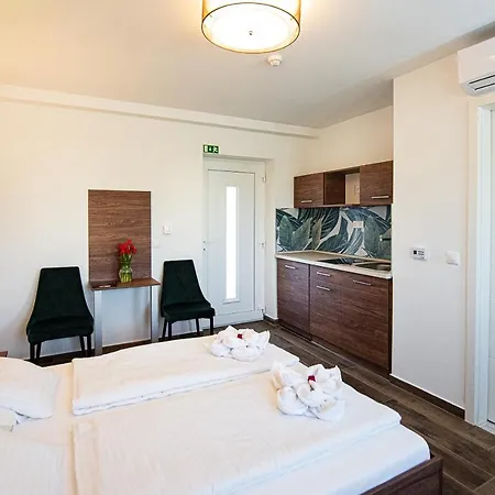 Lejlighed Aranyszarvas Panzio, Etterem Es Grillterasz Szarvas