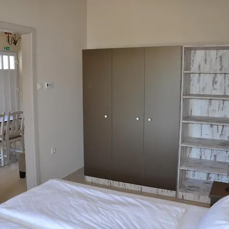 Lejlighed Aranyszarvas Panzio, Etterem Es Grillterasz