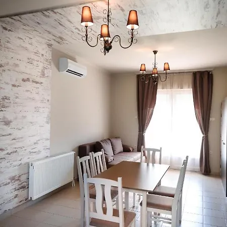Aranyszarvas Panzio, Etterem Es Grillterasz